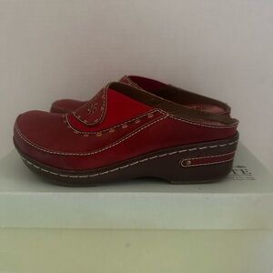 L’Artiste Clogs/Mules Size 6 women. Red